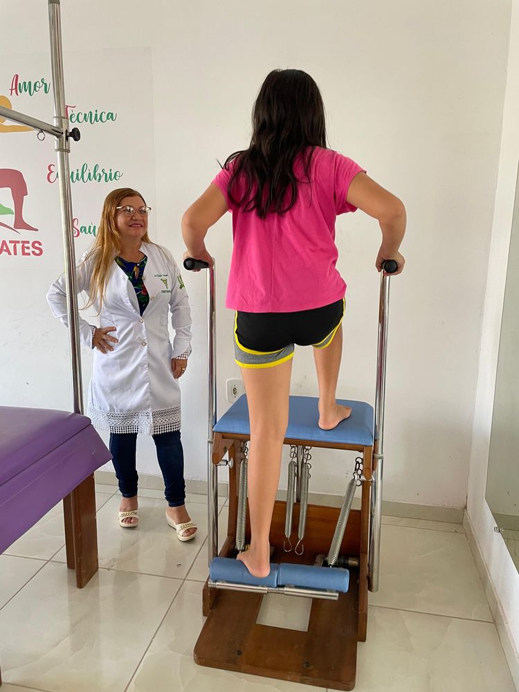 Exercício de força e estabilidade na cadeira de Pilates em São Luís